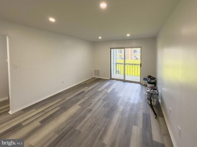 Building Photo - 303 Dove Ct