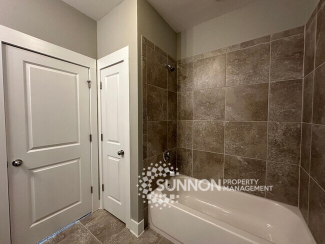 Building Photo - Beautiful 3-Story Townhome in the Heart of the Arts District