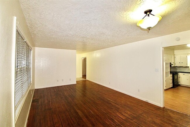 Building Photo - 2000 E Alameda St