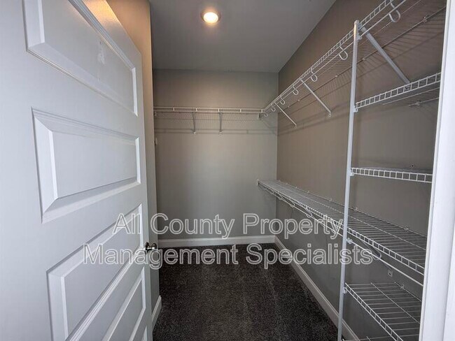 Building Photo - 333 Underhill Dr