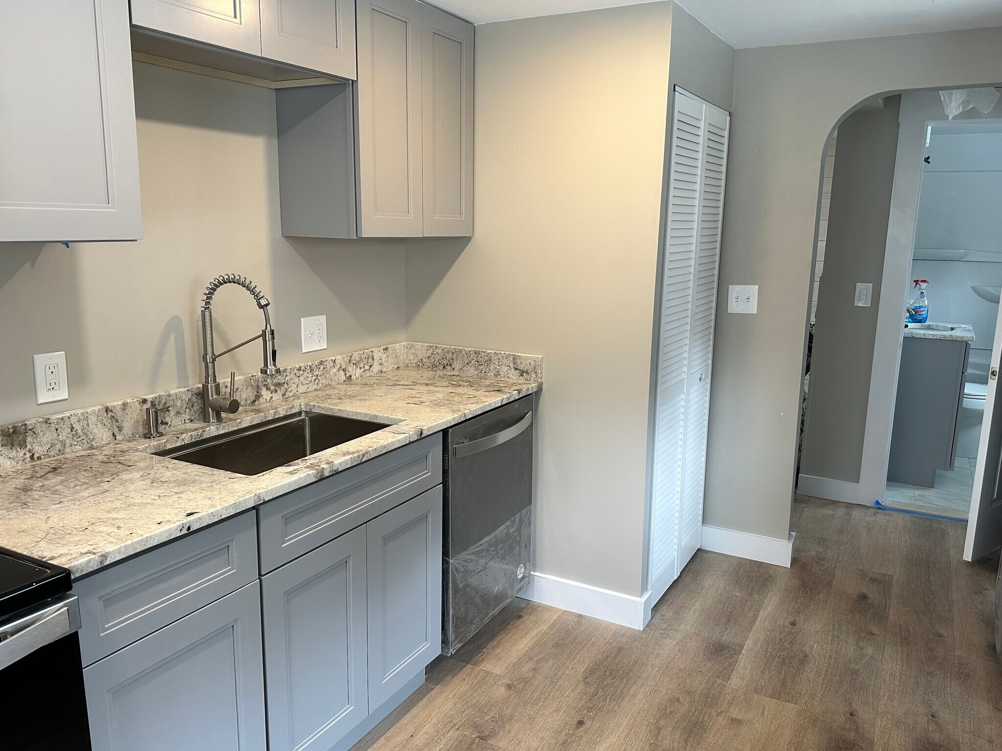 Kitchen and washer/dryer closet - 33A Bridge St