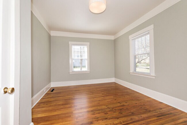 Building Photo - Updated Craftsman Cottage in West Asheville
