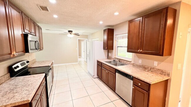 Building Photo - Beautiful 4 Bedroom 2 Bath Home!