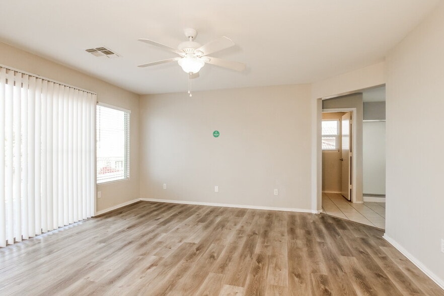 Building Photo - 9522 W Minnezona Ave