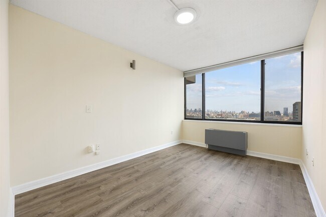 Building Photo - 45 River Dr S