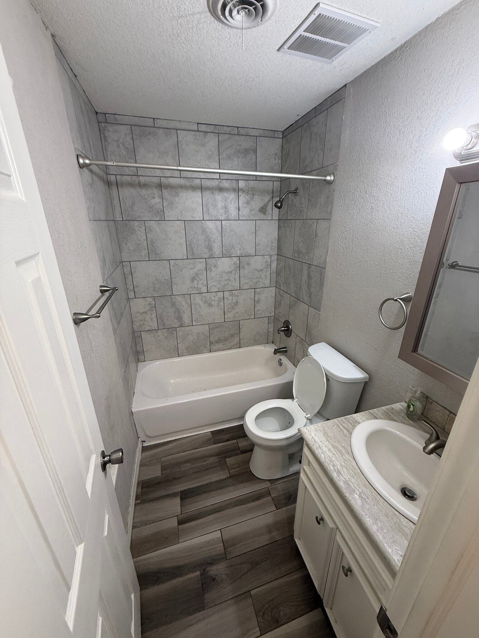 Building Photo - 819 Hardy Springs Cir