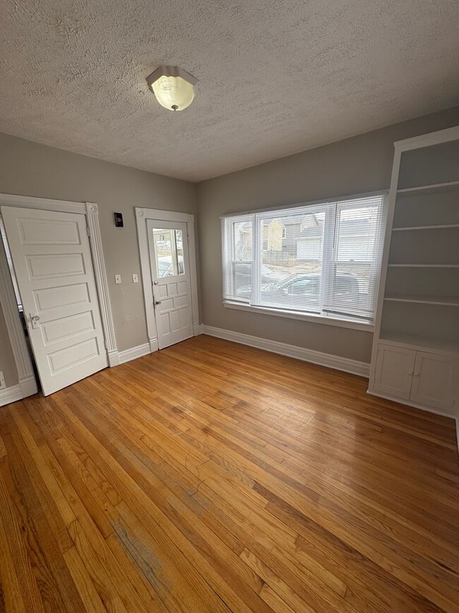 Building Photo - 2- Bedroom Home Near Omaha's Henry Doorly Zoo