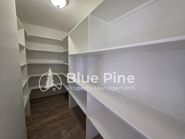 Building Photo - 4589 Blackstone Dr