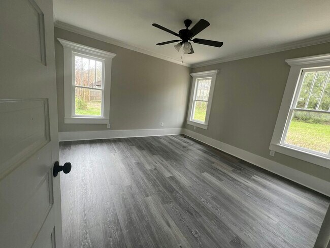 Building Photo - 208 5th Ave E