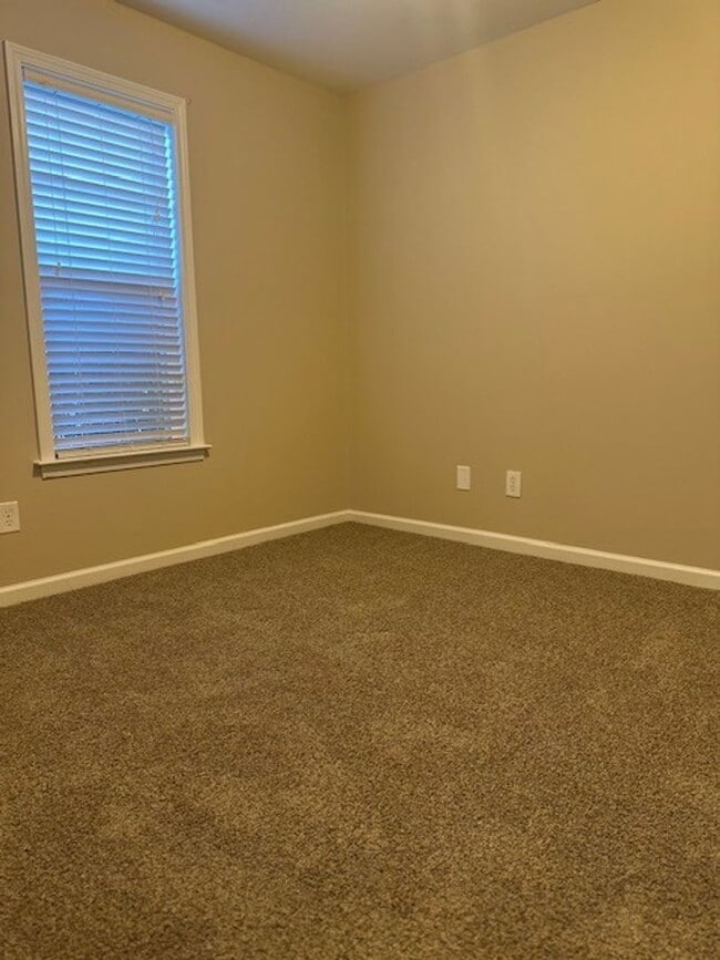 Building Photo - 3 Bed/2 Bath Home - 10 minutes to SJAFB!