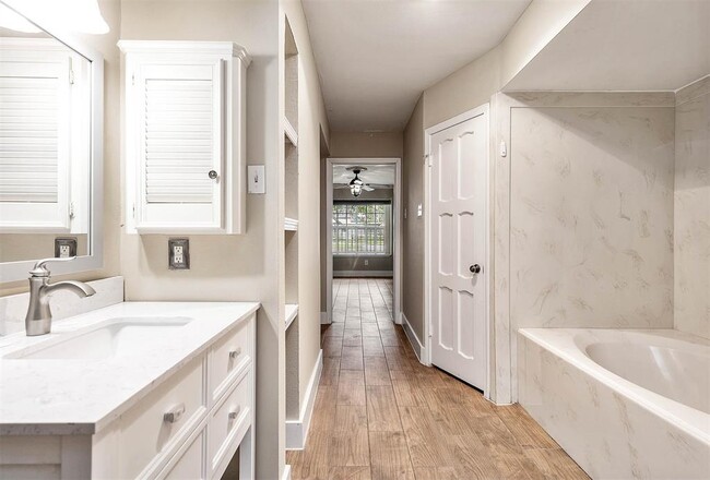 Building Photo - 10715 Elmdale Dr