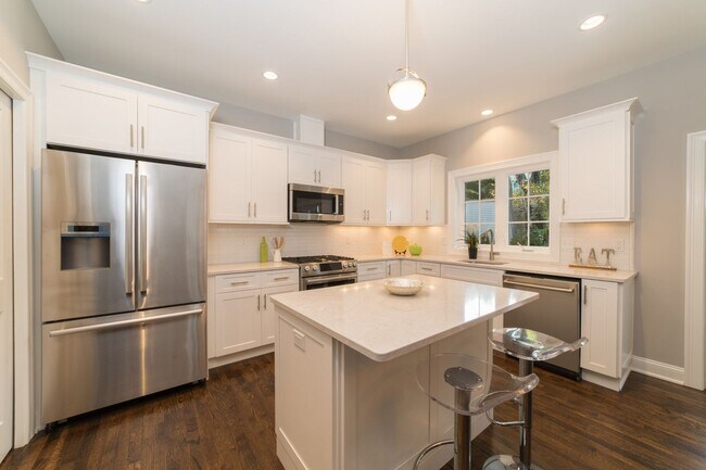 Building Photo - Luxury 3-Bed/1.5 Bath East Rock Condo Avai...