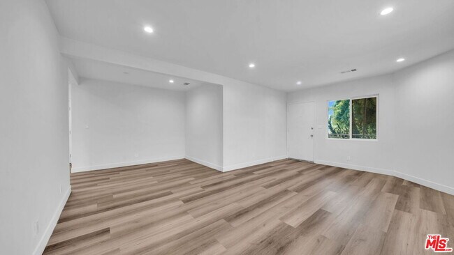 Building Photo - 126 S Manhattan Pl