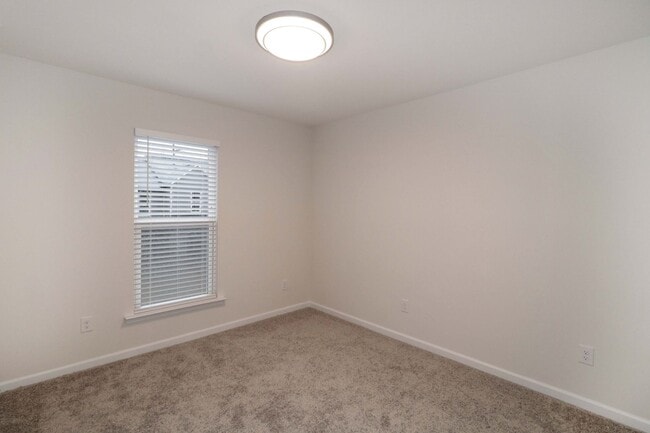 Building Photo - 2 Bedroom / 2.5 Bathroom Townhouse in Concord