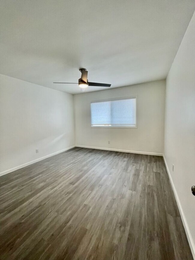 Building Photo - Van Dyke Triplex