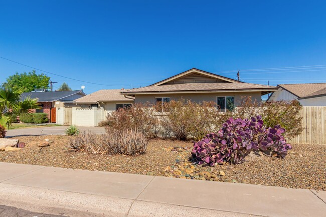 Primary Photo - Large home next to Old Town Scottsdale- lo...