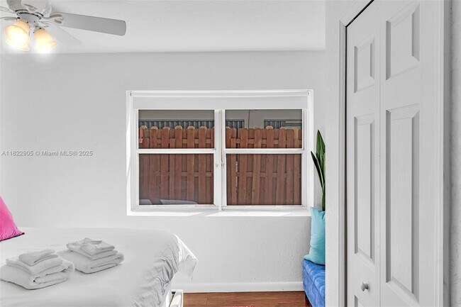 Building Photo - 4633 SW 28th Ave