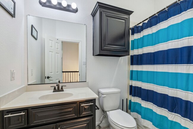 Building Photo - Luxurious in Little Elm