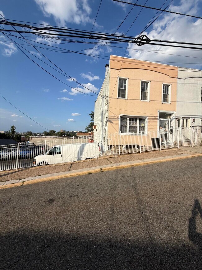 Building Photo - 1410 37th St