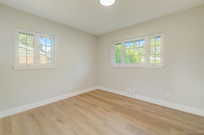Building Photo - 5 Bedroom 3 Bathroom in Denver's Southmoor...