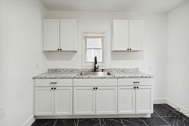 Building Photo - $1,350/month - 3 Bed 1 Bath