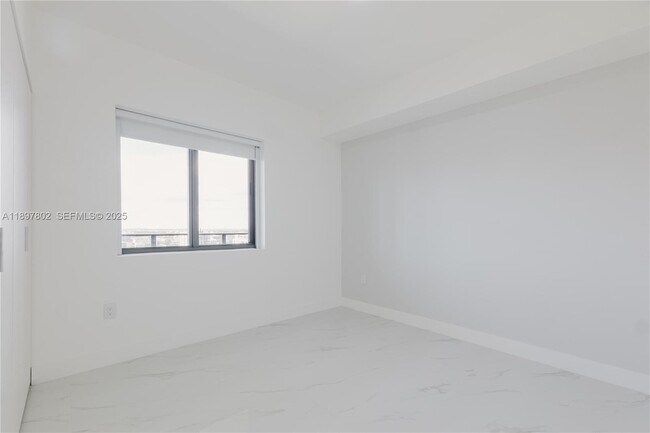 Building Photo - 700 NE 24th St