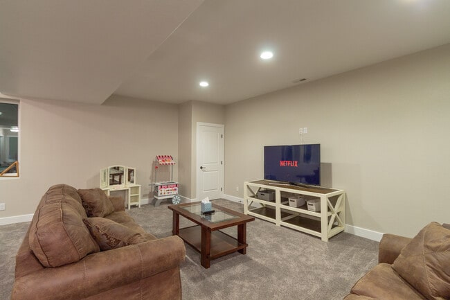 Building Photo - 724 N Walnut St