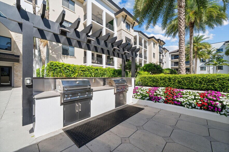 Building Photo - 1035 3rd Ave S