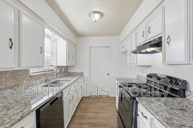 Building Photo - 704 Skyline Dr