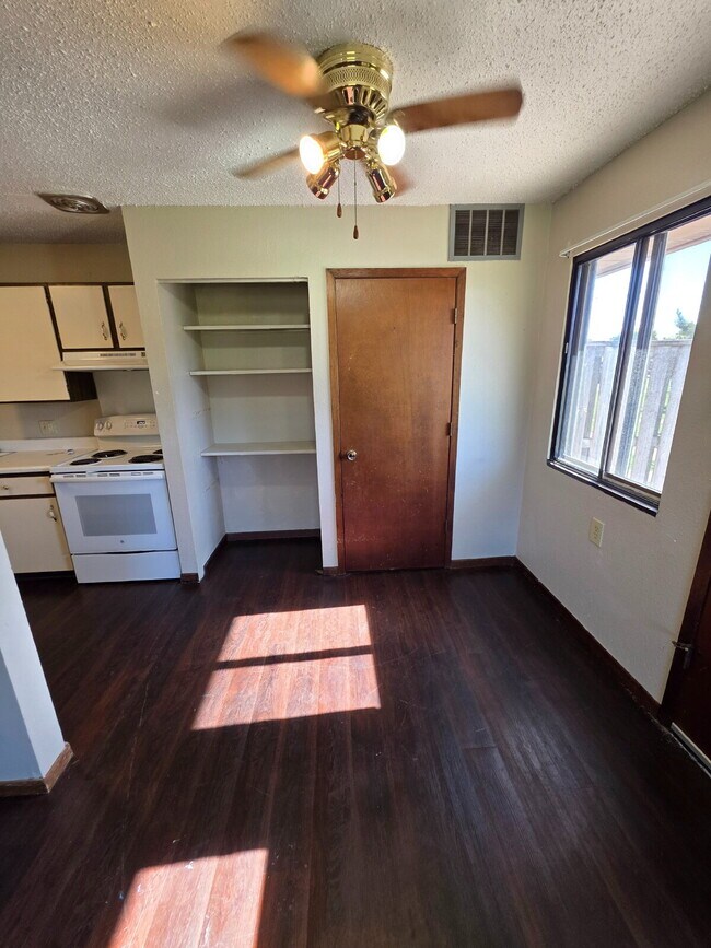 Building Photo - *WINTER MOVE-IN SPECIAL* 1 Bedroom | 1 Bat...