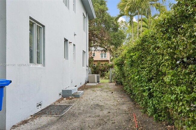Building Photo - 435 NE 69th St