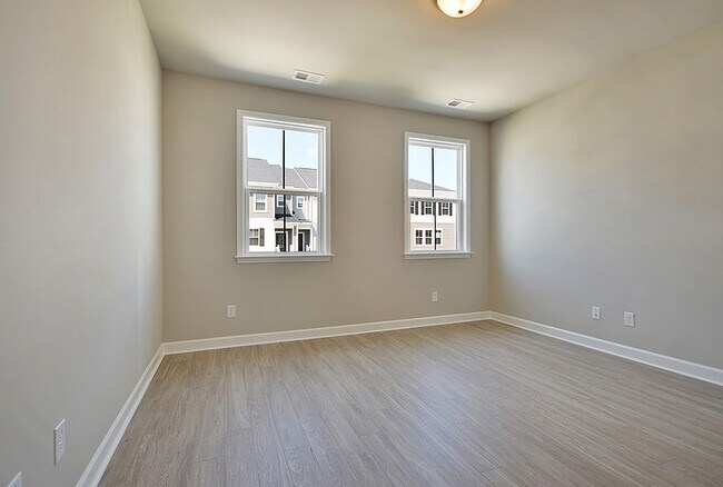 Building Photo - 598 McLernon Trce