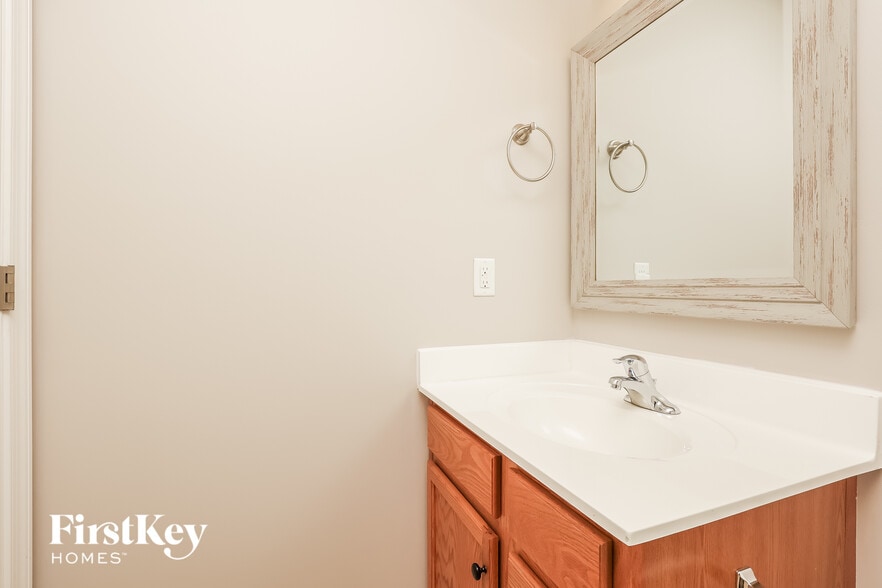 Building Photo - 7836 Oakfield Grove