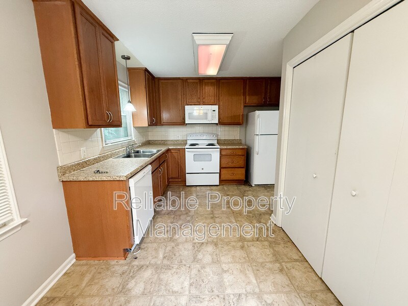 Building Photo - 1606 Cranston Rd