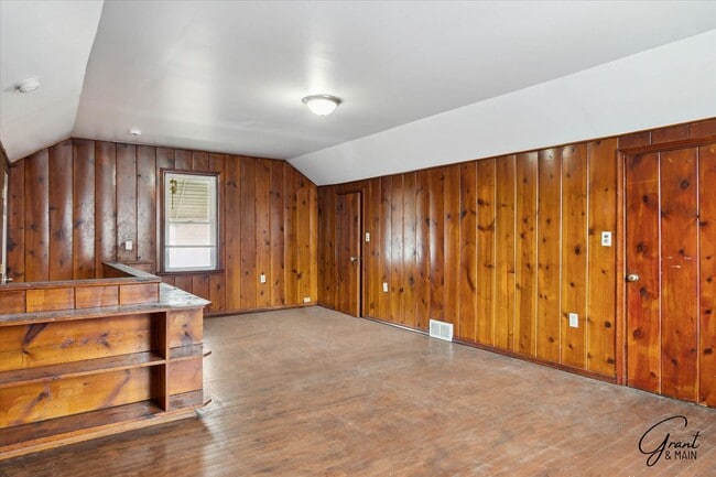 Building Photo - $1,250 - Charming 3 Bedroom Bungalow - Det...