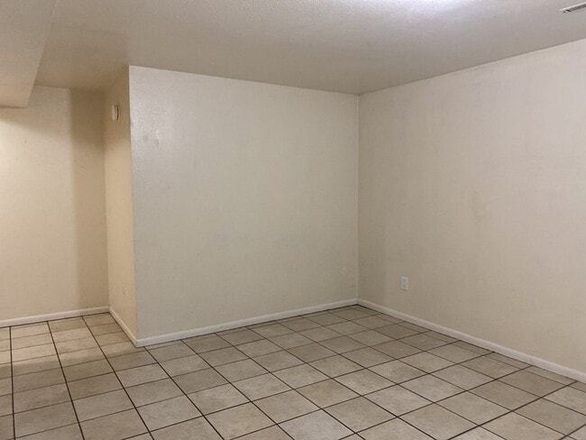 Building Photo - STUDENTS WELCOME! Ranch Home w/ Finished Basement, Fenced Yard and Two Kitchens