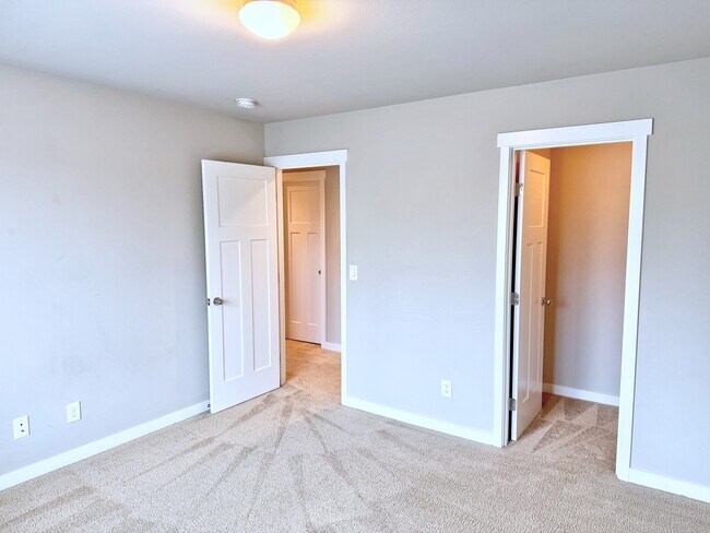 Building Photo - Seven Seven Oaks St SE