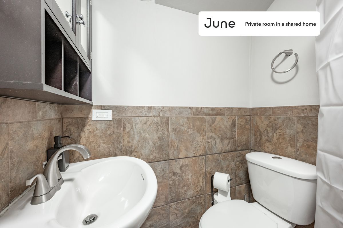 Building Photo - Room in Shared 3 bed/2 bath home