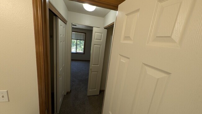 Building Photo - 4 bedroom 2.5 bath home