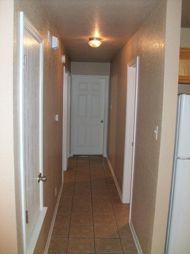 Building Photo - Spacious Duplex for Rent – Close to Clear ...