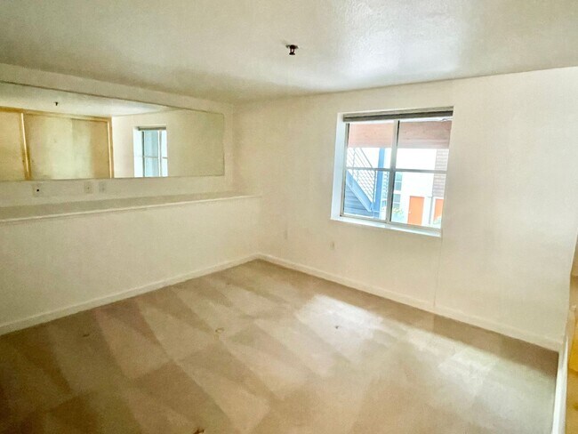 Building Photo - HUGE 2 Level 2br/1.5Ba Loft, High Ceilings...