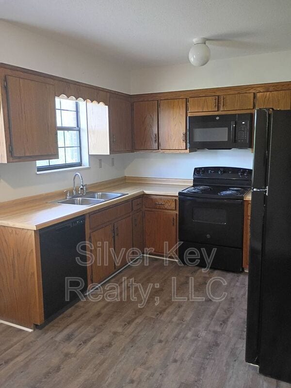 Building Photo - 823 Englewood Rd
