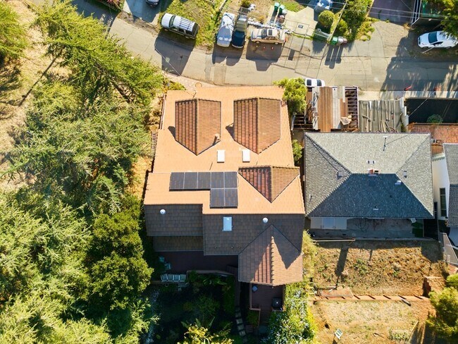 Building Photo - 9028 Burr St