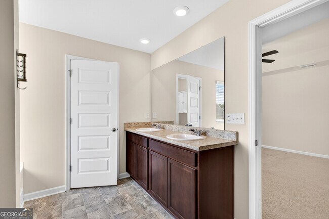 Building Photo - 122 Silver Birch Pass