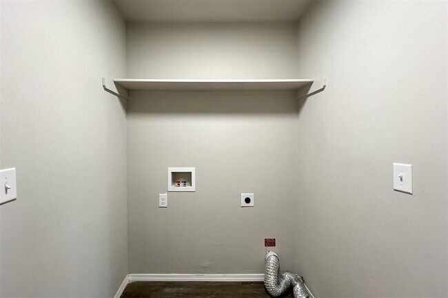 Building Photo - 4301 Driftwood Dr