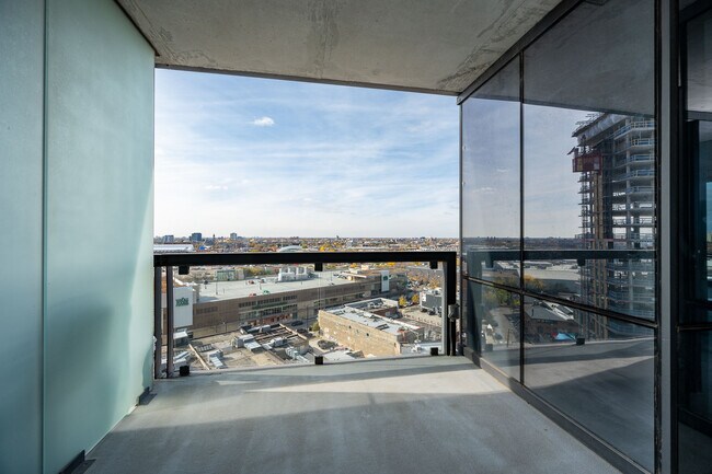 Building Photo - 860 W Blackhawk St