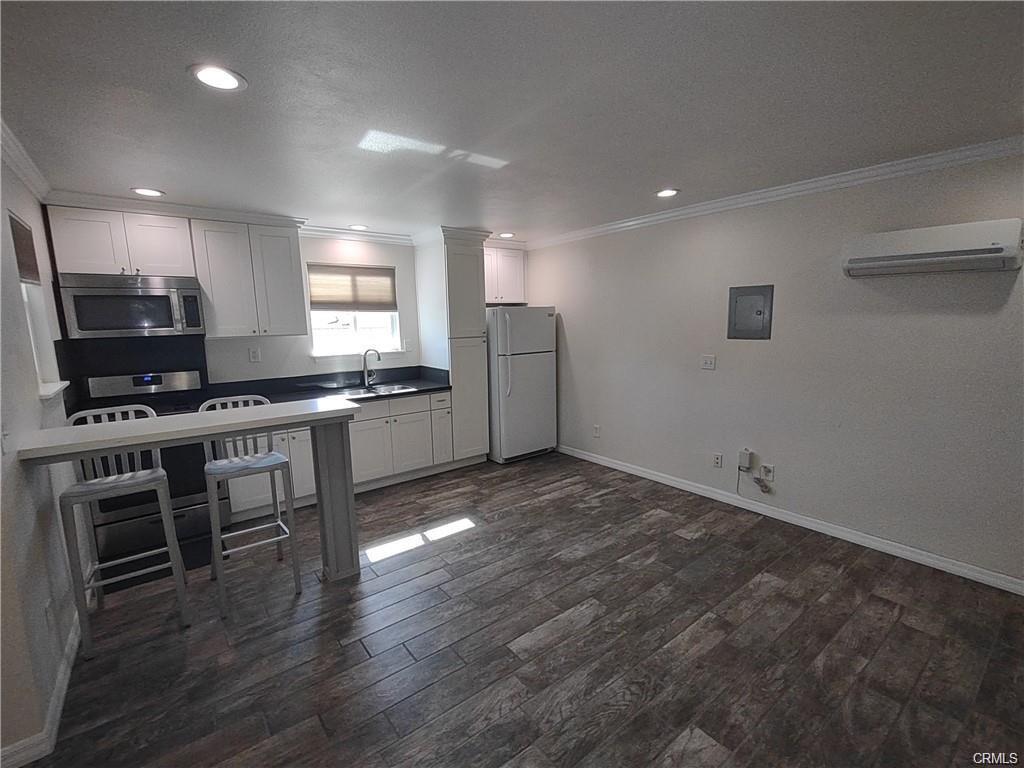 Building Photo - 170 S Palm Ave