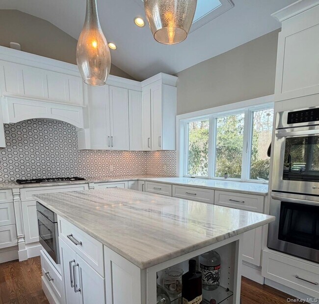 Building Photo - 10 Skyes Neck Ct