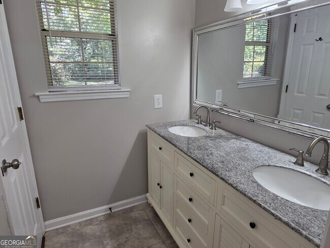 Building Photo - 622 Plantation Dr