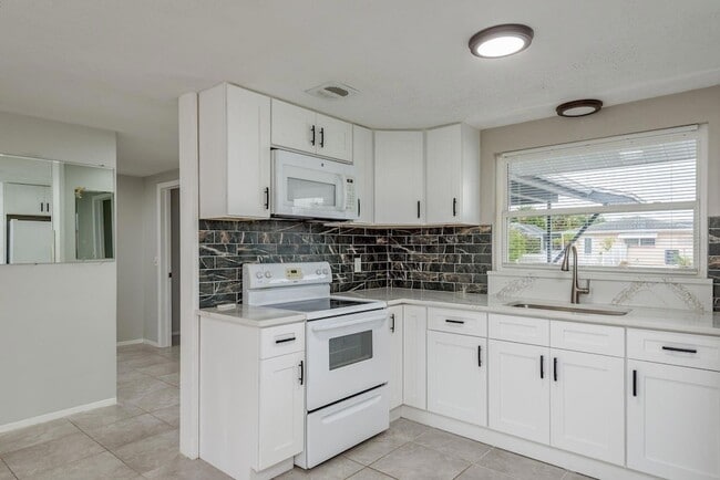 Building Photo - 10521 Oak Hill Dr